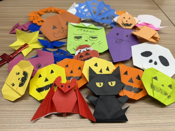 折り紙で作ったカボチャや黒猫、おばけのハロウィン飾りの写真